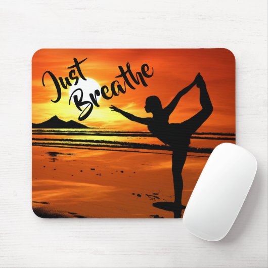 Atmen Sie einfach friedliche Yoga-Pose auf Strand Mousepad (Mit Mouse)