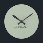 Atmen Sie einfach grüne, elegante Skriptyoga Runde Wanduhr<br><div class="desc">Moderne Yogasuhr mit elegantem,  schlauer grünem Hintergrund und elegantem,  schwarzen Schrift mit dem Zitat "Atmen".</div>