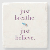 Atmen Sie einfach Zitat-Untersetzer mit Feder Steinuntersetzer (Vorderseite)