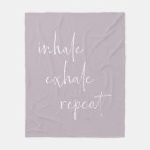 Atmen Sie Exhale Inspiration Zitat Minimalistisch Fleecedecke (Vorderseite)
