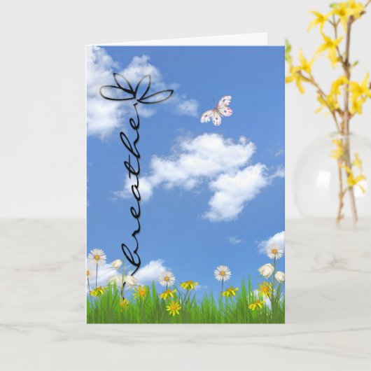 Atmen Sie Gänseblümchen-Blume und -schmetterling Karte (Gelbe Blume)