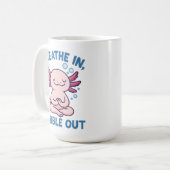Atmen Sie in Blase aus Axolotl Yoga Kaffeetasse (Vorderseite Links)