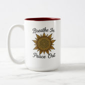 Atmen Sie in Peace Out Mandala Sun Zweifarbige Tasse (Links)