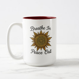 Atmen Sie in Peace Out Mandala Sun Zweifarbige Tasse