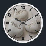 Atmen Sie sich entspannen Lächeln kundengebundene Große Wanduhr<br><div class="desc">Atmen Sie sich entspannen Lächeln kundengebundene Foto-Uhr macht ein großes Geburtstags- oder Hochzeitsgeschenk für eine Braut oder eine Brautjungfer. Addieren Sie Text.</div>