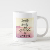 Atmen Sie tief und schätzen Sie den Moment Jumbo-Tasse (Rechts)