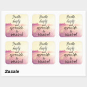 Atmen Sie tief und schätzen Sie den Moment Quadratischer Aufkleber (Blatt)