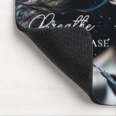 Atmen und Freigabe | Schöne ätherische Frau Mousepad (Ecke)