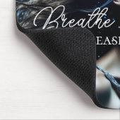 Atmen und Freigabe | Schöne ätherische Frau Mousepad (Ecke)