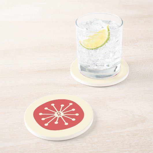 Atomdot Midjahrhundert Modernes Retro Initial Red Getränkeuntersetzer (Seite)