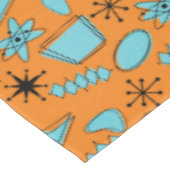 Atomförmige MCM-Formen Türkis auf Orange Tischdecke (Schrägansicht)