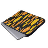 Atomic, schwarz-orange geometrisches Muster. Laptopschutzhülle (Vorne Knopf)