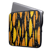 Atomic, schwarz-orange geometrisches Muster. Laptopschutzhülle (Vorderseite Links)