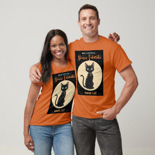 Atomistische futuristische schwarze Katzenmond mit T-Shirt