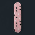 Atomrosa Sternexplosionen Skateboard Deck<br><div class="desc">Dieses Atomic Pink Sternexplosionen Skateboard Deck hat den ganzen modernen Spaß an der Küche Ihrer Großmutter, abzüglich des klebrigen Linoleums. Das kitschige Design ist mit einem rosa Hintergrund mit goldenen Falten und zufällig platzierten Sternexplosionen in schwarz und zwei Rosatönen gestaltet. Dieses Vintag inspirierte Muster ist Mod genug, um stylisch und...</div>