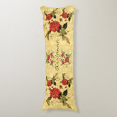 Attische Schätze - Rote Rosen an den gelben Streif Seitenschläferkissen (Vorderseite Vertikal)