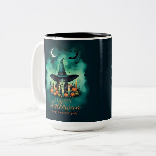 Attractive & Mystical Halloween Witch Conjures Zweifarbige Tasse (Vorderseite Links)