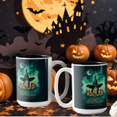Attractive & Mystical Halloween Witch Conjures Zweifarbige Tasse