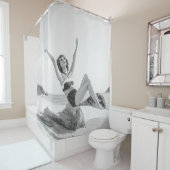 Attraktive junge Frau in Bikini am Strand Duschvorhang (Beispiel)