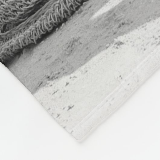 Attraktive junge Frau in Bikini am Strand Fleecedecke (Ecke)