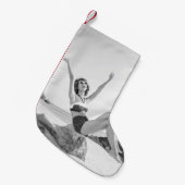 Attraktive junge Frau in Bikini am Strand Kleiner Weihnachtsstrumpf (Vorderansicht (hängend))