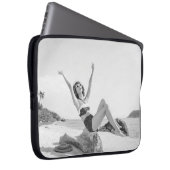 Attraktive junge Frau in Bikini am Strand Laptopschutzhülle (Vorne Rechts)