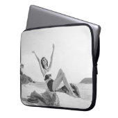 Attraktive junge Frau in Bikini am Strand Laptopschutzhülle (Vorderseite Links)