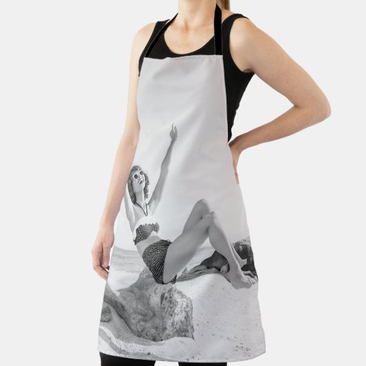 Attraktive junge Frau in Bikini am Strand Schürze (InSitu)