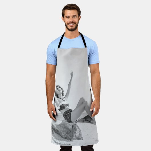 Attraktive junge Frau in Bikini am Strand Schürze (Getragen)