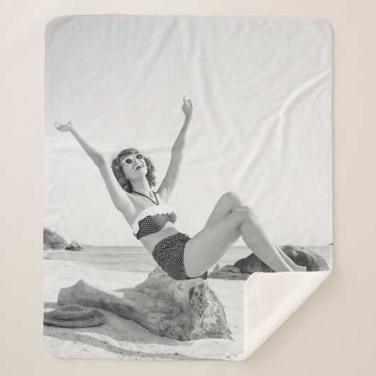 Attraktive junge Frau in Bikini am Strand Sherpadecke (Vorderseite)