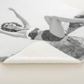 Attraktive junge Frau in Bikini am Strand Sherpadecke (3/4)