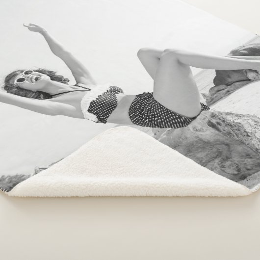 Attraktive junge Frau in Bikini am Strand Sherpadecke (3/4)