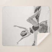 Attraktive junge Frau in Bikini am Strand Sherpadecke (Vorderseite (Horizontal))