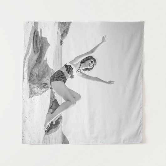 Attraktive junge Frau in Bikini am Strand Wandteppich (Vorderseite (Horizontal))