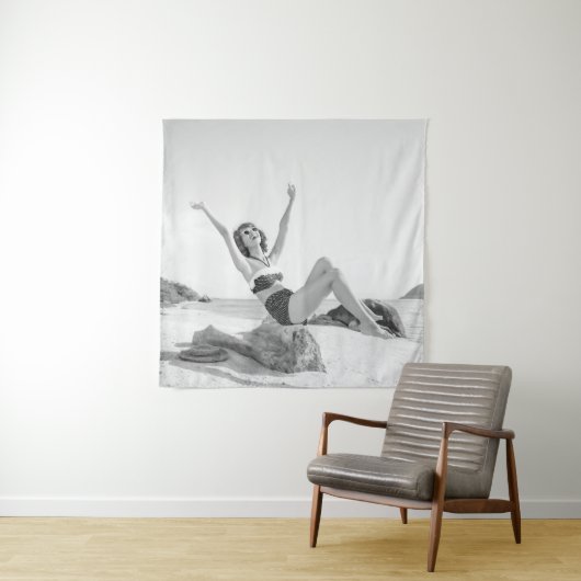 Attraktive junge Frau in Bikini am Strand Wandteppich (Beispiel)