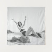 Attraktive junge Frau in Bikini am Strand Wandteppich (Vorderseite)