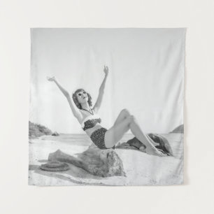 Attraktive junge Frau in Bikini am Strand Wandteppich