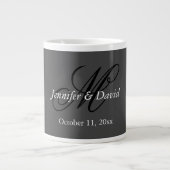 Attraktive Kalligrafie-Monogramm-Hochzeit Jumbo-Tasse (Vorderseite)