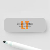 Attraktive Mit Monogramm Grau Schlicht Namensschild (Beispiel)