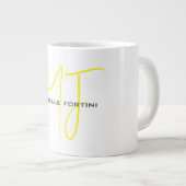 Attraktive Monogram gelb weiß Moderne Minimalistis Jumbo-Tasse (Vorderseite Rechts)