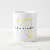 Attraktive Monogram gelb weiß Moderne Minimalistis Jumbo-Tasse (Vorderseite)