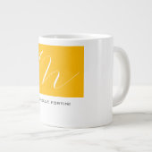 Attraktive Monogram gelb weiß Moderne Schlicht Jumbo-Tasse (Vorderseite Rechts)