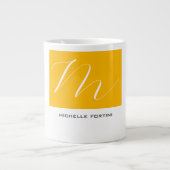 Attraktive Monogram gelb weiß Moderne Schlicht Jumbo-Tasse (Vorderseite)