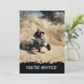 ATV auf der Straße in Staubwolke mit Rändern Einladung (Stehend Vorderseite)