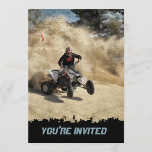 ATV auf der Straße in Staubwolke mit Rändern Einladung