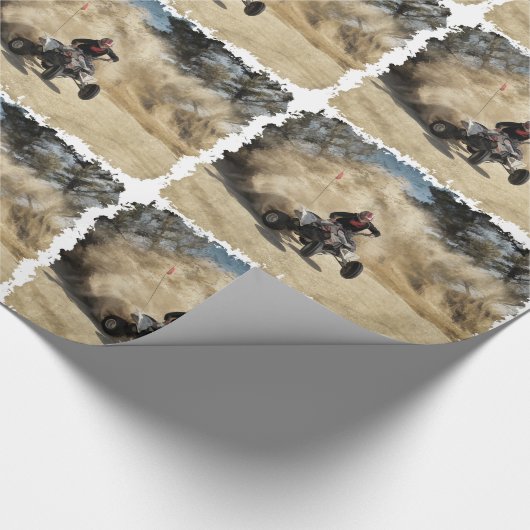 ATV auf Schotterweg in der Staub-Wolke w/Edges Geschenkpapier (Ecke)