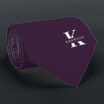 Aubergine | Elegante Monogramm Name |einseitig Krawatte<br><div class="desc">Eine elegante zweiseitige Krawatte mit einem fett-weißen Monogramm über eine lila Eggplant-Kulisse. Zusätzlich zu diesem Monogramm sitzt Ihr Vor- oder Nachname in allen Hauptstädte. Wenn Sie einen mutigeren Blick auf den persönlichen Namen im großen Buchstaben bevorzugen, können Sie folgendes tun: Benutzen Sie die Funktion Anpassen/Bearbeiten und klicken Sie auf den...</div>
