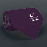 Aubergine | Elegante Monogramm Name |einseitig Krawatte<br><div class="desc">Eine elegante zweiseitige Krawatte mit einem fett-weißen Monogramm über eine lila Eggplant-Kulisse. Zusätzlich zu diesem Monogramm sitzt Ihr Vor- oder Nachname in allen Hauptstädte. Wenn Sie einen mutigeren Blick auf den persönlichen Namen im großen Buchstaben bevorzugen, können Sie folgendes tun: Benutzen Sie die Funktion Anpassen/Bearbeiten und klicken Sie auf den...</div>