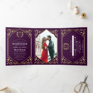 Aubergine Royal Mittelalterliche Fantasy-Monogramm Dreifach Gefaltete Einladung