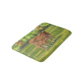 Aubrac Cow & Niedlich Calf in Frühlingsweide Badematte (Schrägansicht)